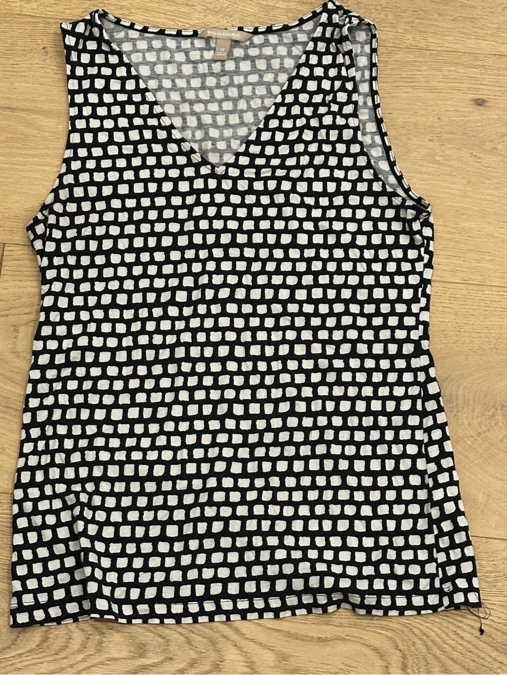 Banana Republic Black and White Sleeveless V-Neck Patterned Tank